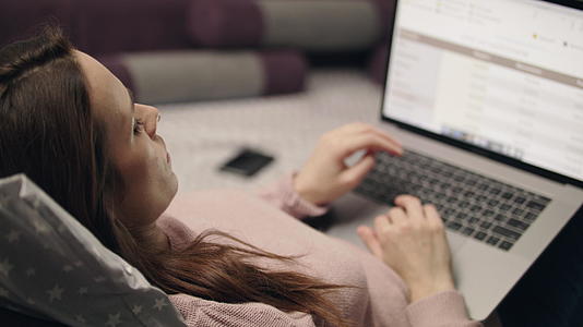 商业女性在家观看电脑屏幕浏览数据报告视频的预览图