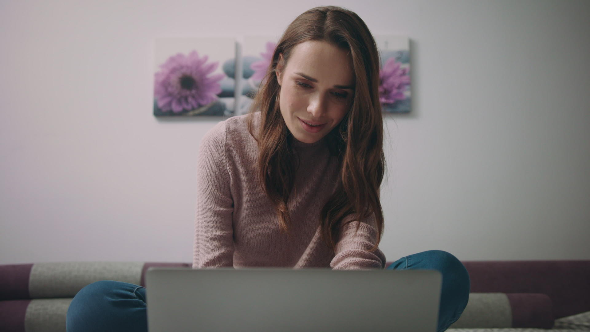 商业女性在网上用笔记本电脑聊天视频的预览图
