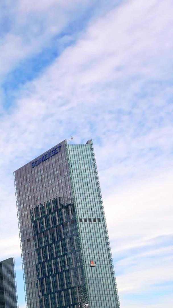 真实城市CBD建筑建筑蓝天白云延迟摄影视频的预览图