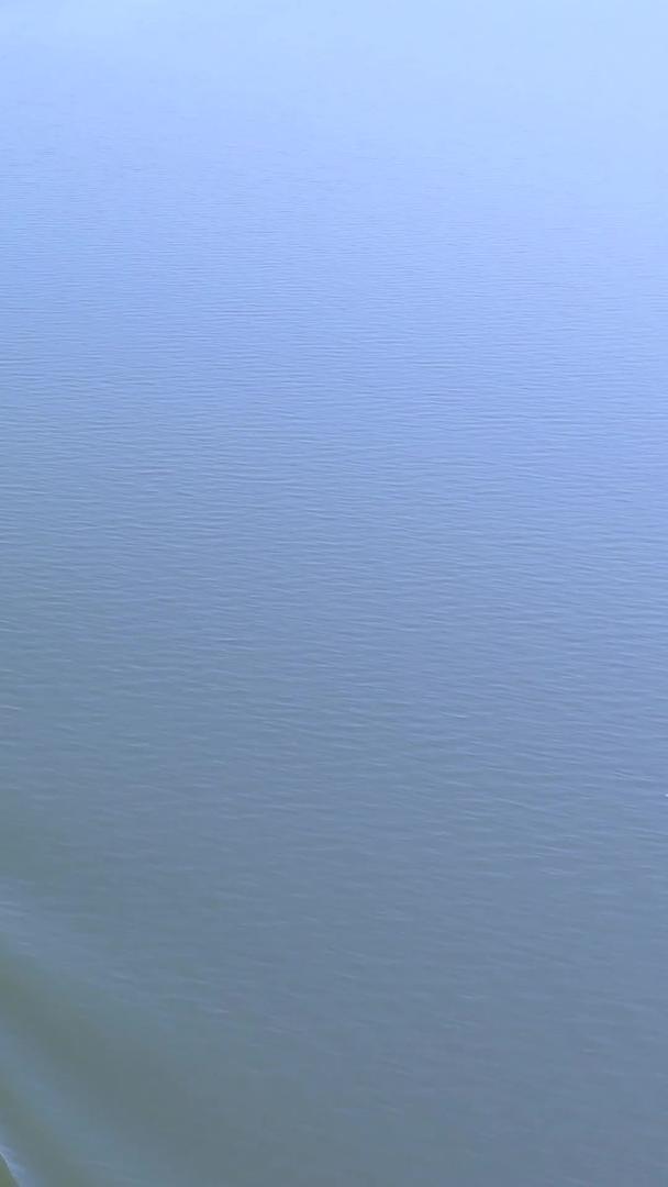 航空摄影湖上行驶的旅游轮素材视频的预览图