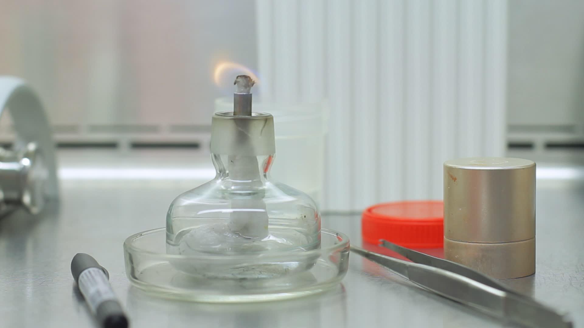 把蜡烛放在实验室的桌子上视频的预览图