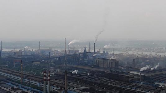 航拍大型工业生产工厂烟冲炊烟视频的预览图