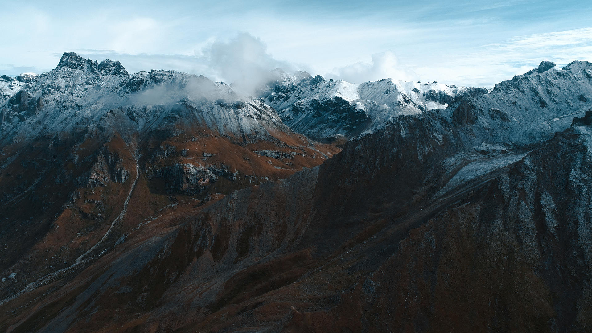 4k航拍西藏雪山视频的预览图