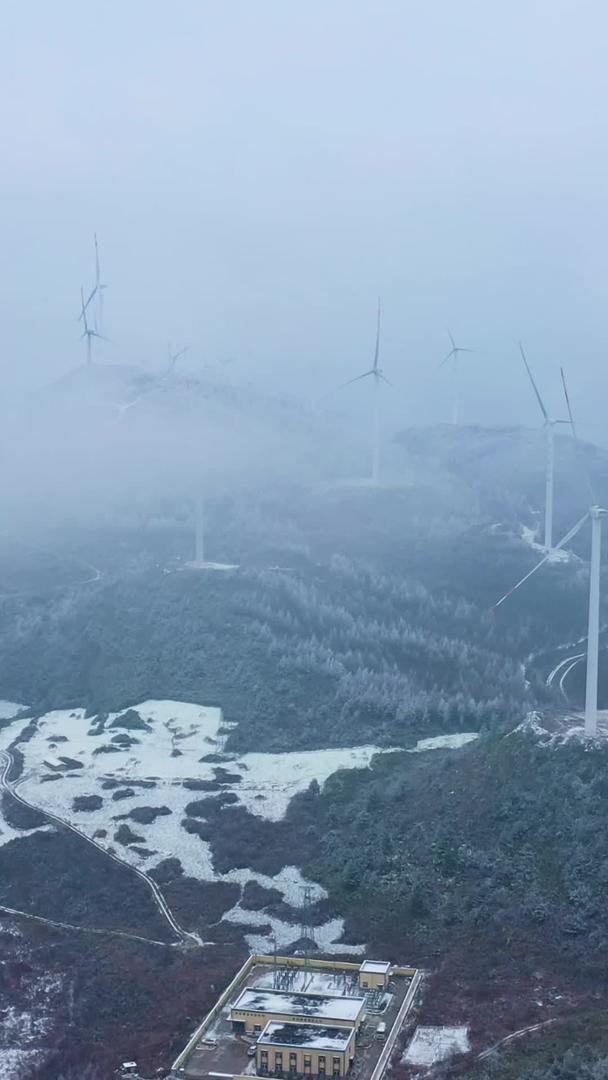 风力发电机大风车自然风光航拍宏伟大气雪山之巅视频的预览图
