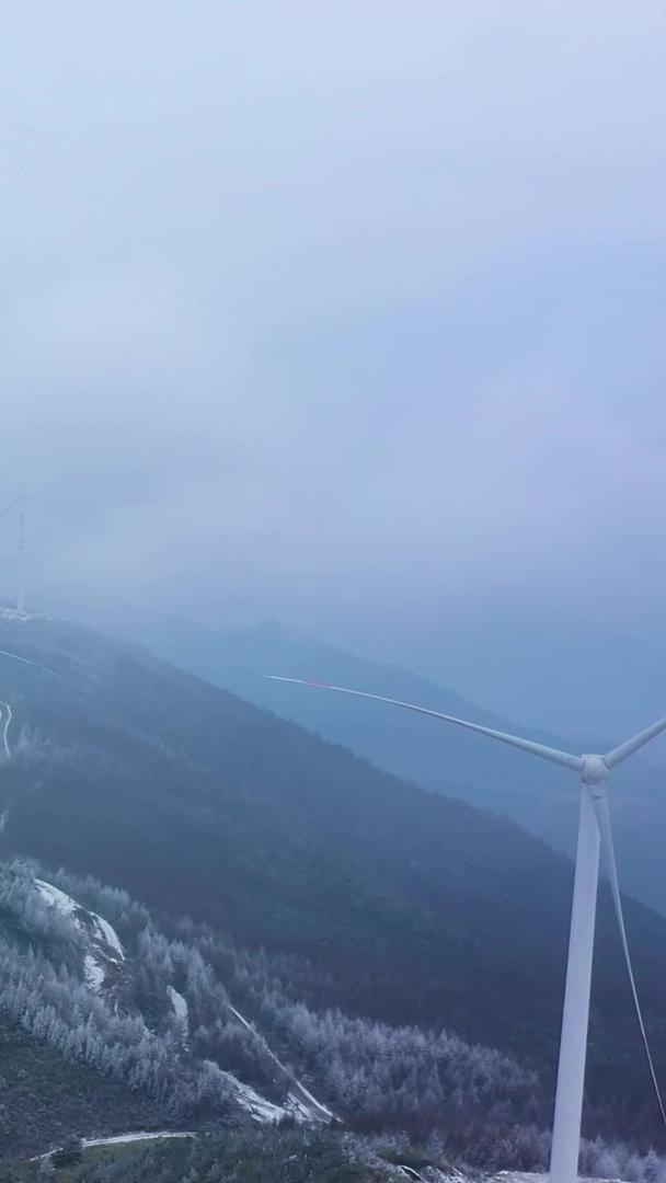 风力发电机大风车自然风光航拍宏伟大气雪山之巅视频的预览图