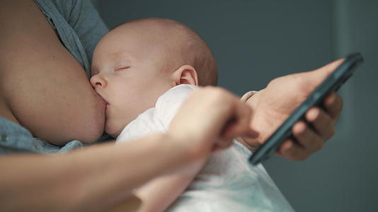 母亲用母乳喂养新生儿婴儿视频的预览图