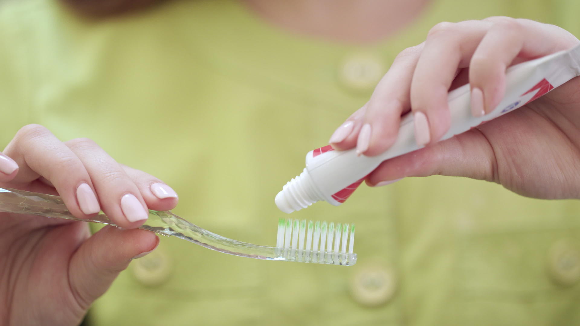 【不需要肖像权】拿着牙膏的女人在挤牙膏视频的预览图