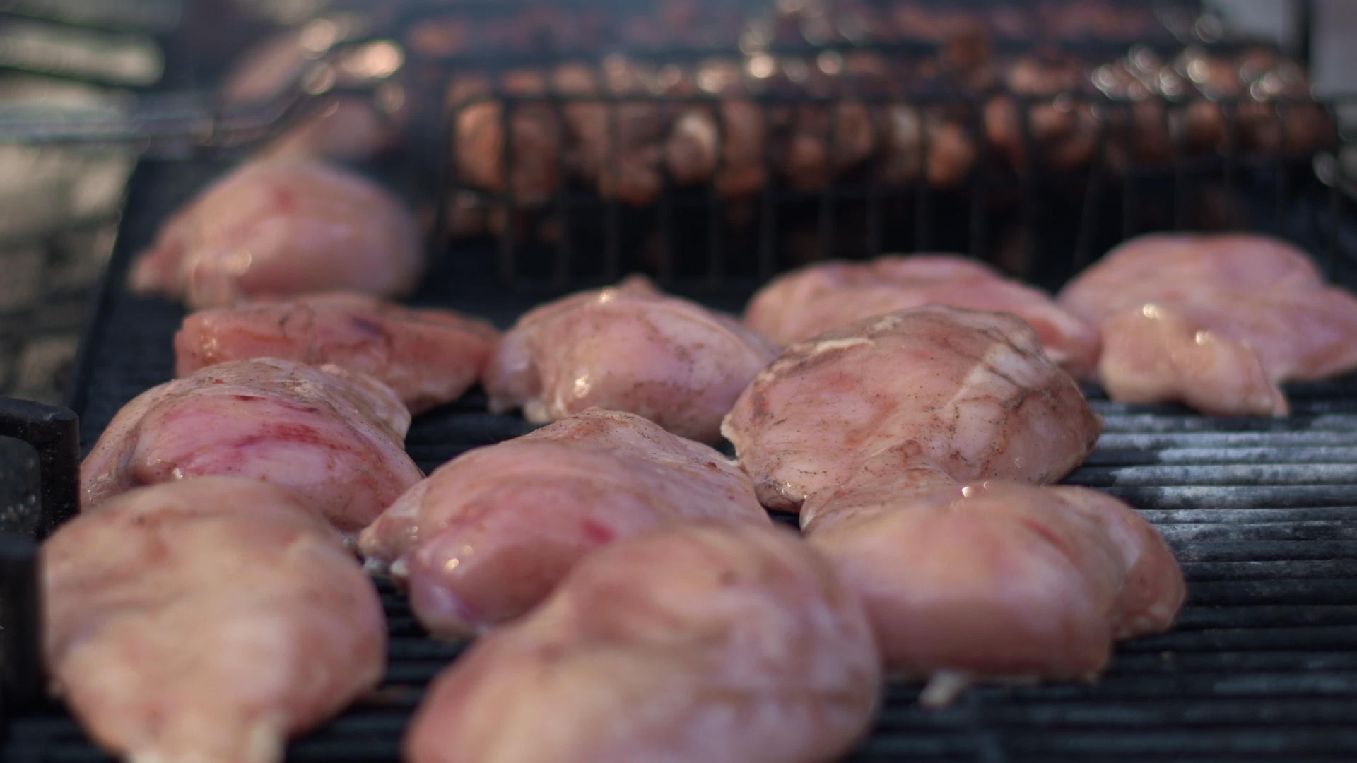 野木炭烧烤鸡排视频的预览图