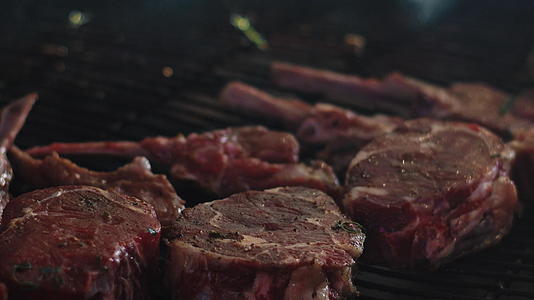 切牛肉肋排准备烧烤晚餐视频的预览图