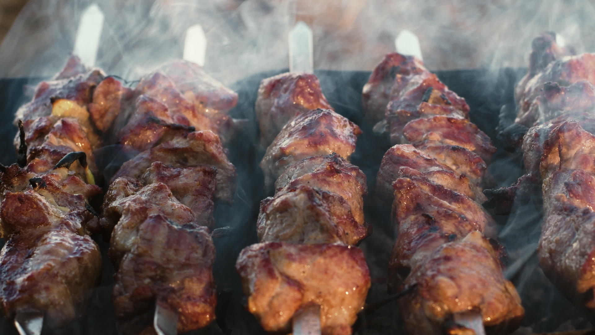 在户外烤箱里煮的肉串视频的预览图