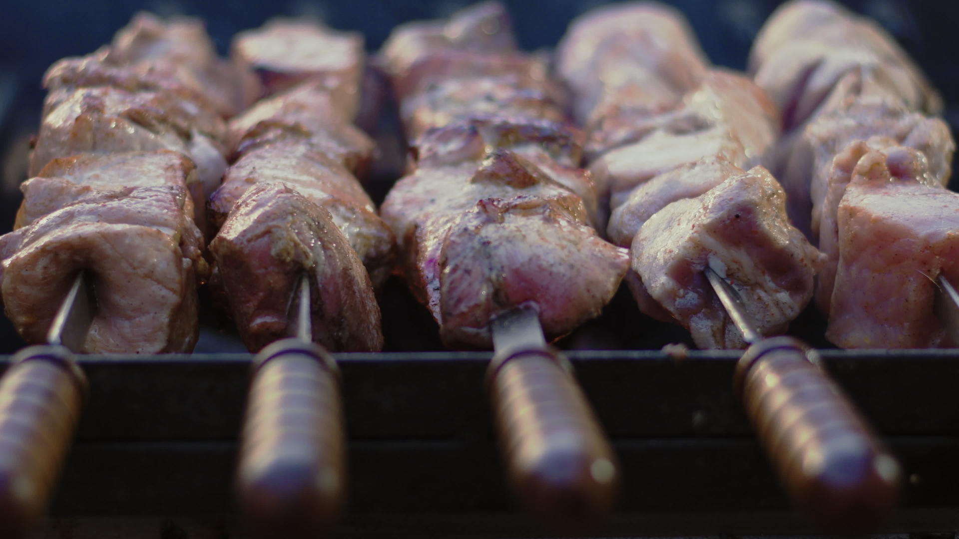 特写猪肉串在木炭上烧烤视频的预览图