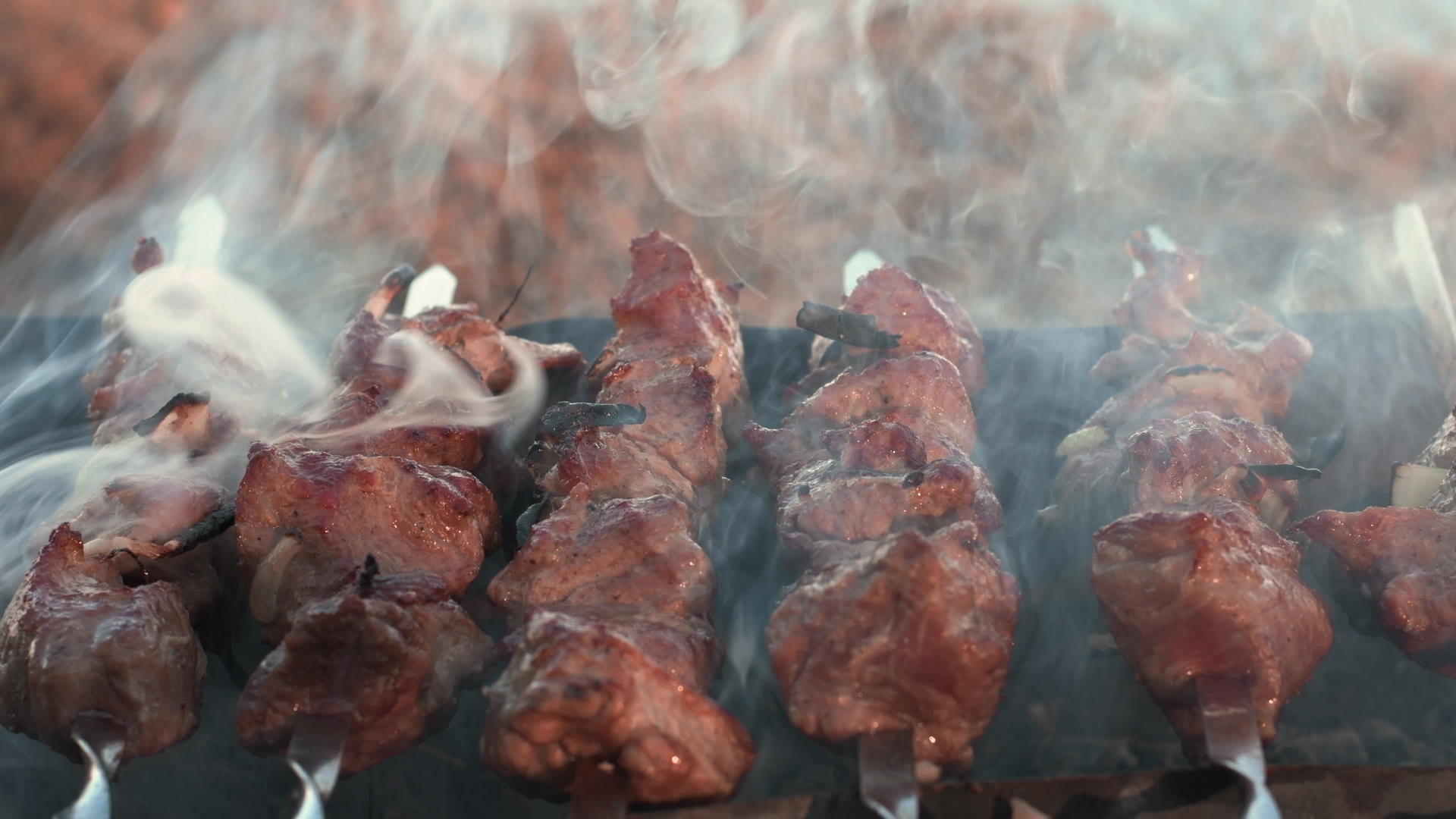 烤肉串在户外烧烤机上视频的预览图
