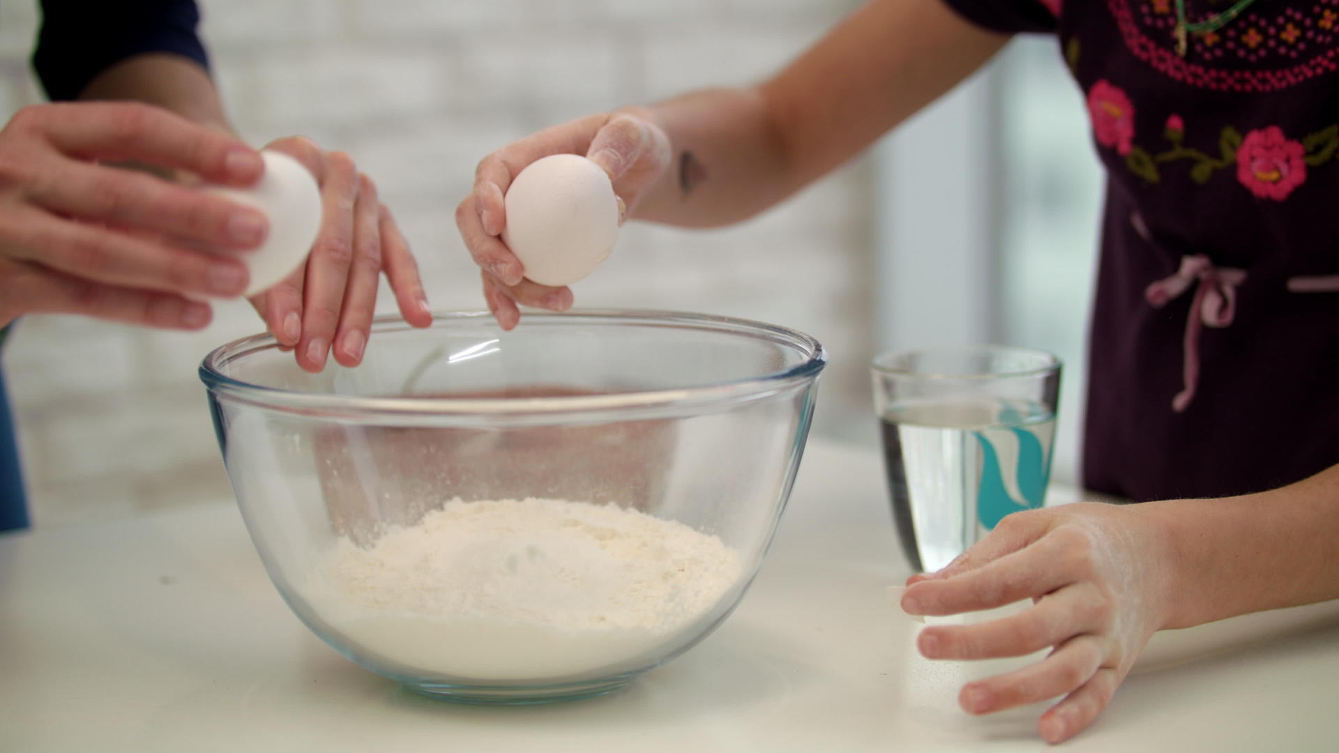 煮手打碎鸡蛋视频的预览图
