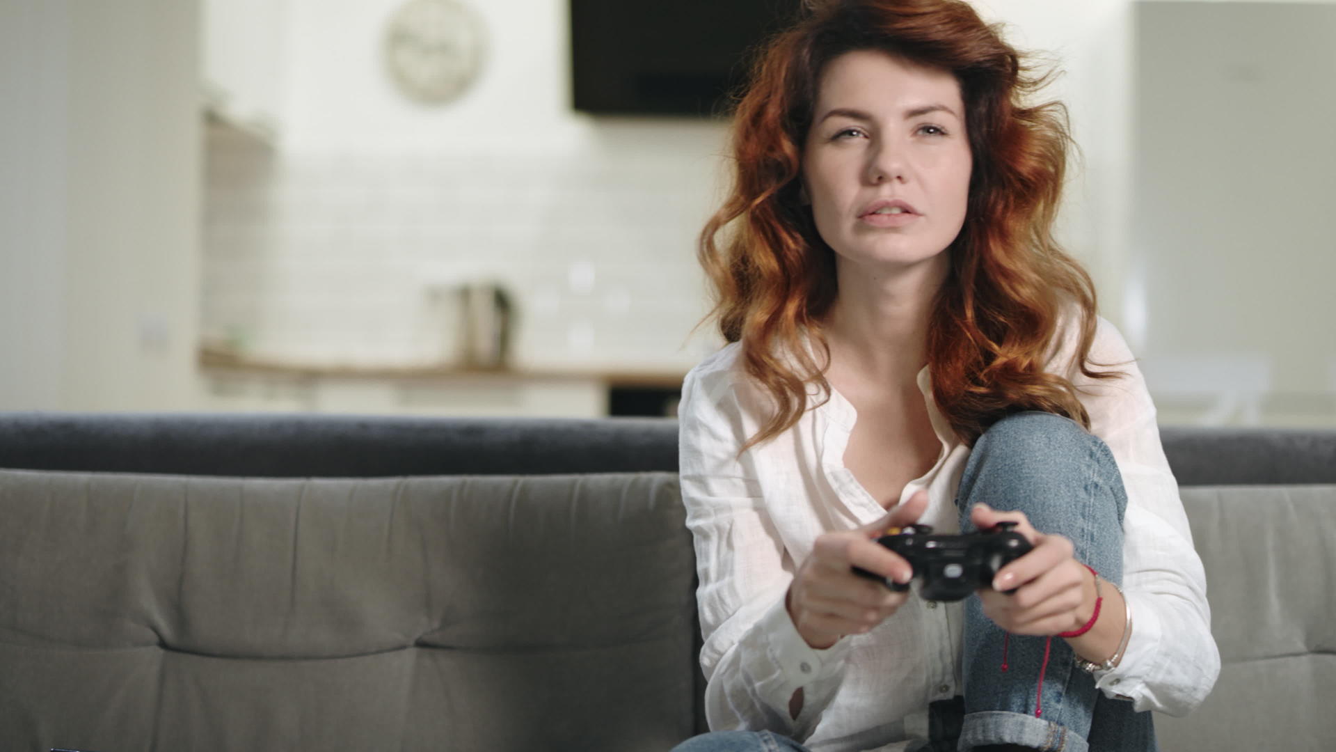 女人在家里的房间里玩电子游戏视频的预览图