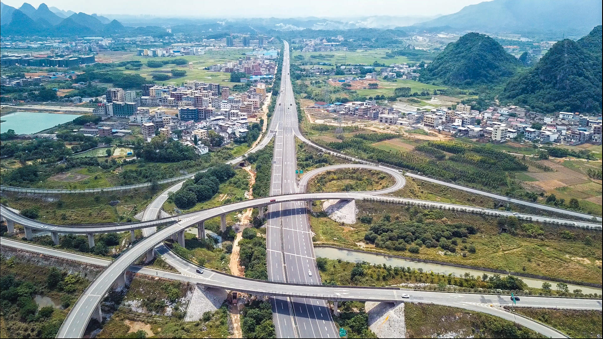 4k航拍高速公路交汇处车流风景交通视频的预览图