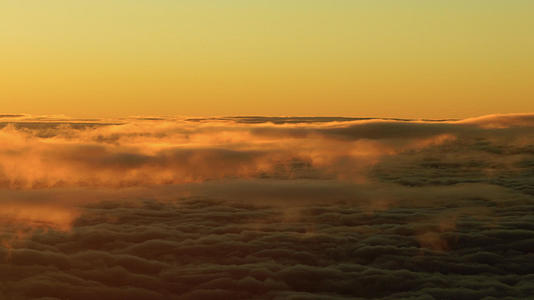 飞机的窗外夕阳云视频的预览图
