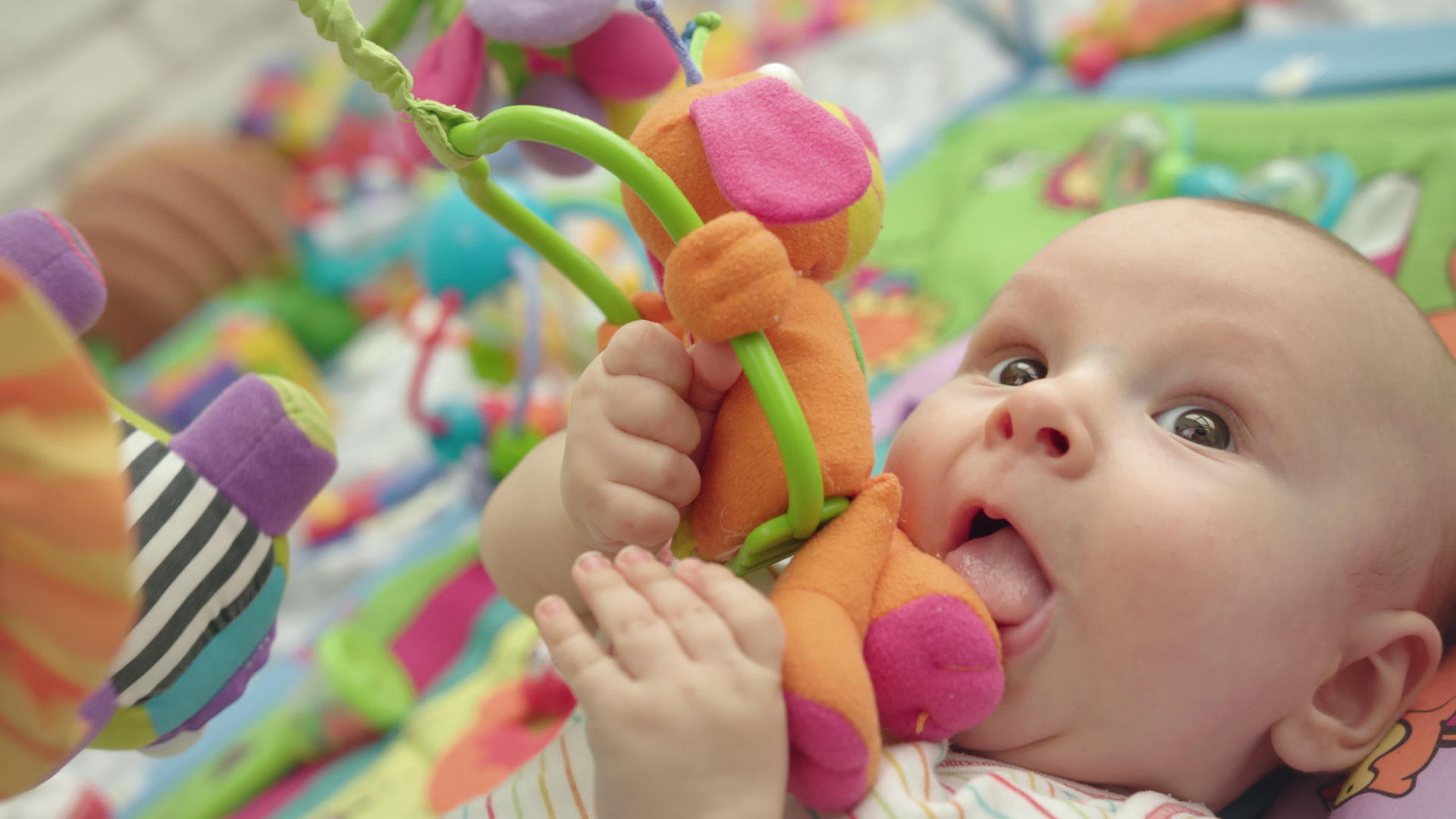 可爱的婴儿咬牙玩具视频的预览图