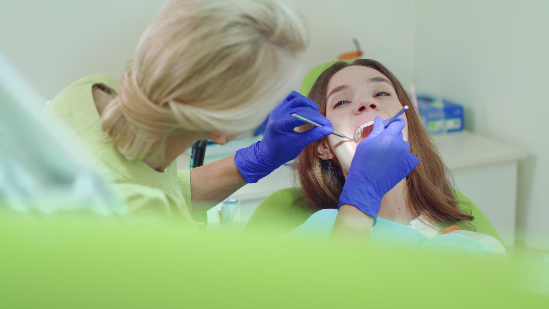 牙科技术人员使用仪器检查患者的牙齿视频的预览图