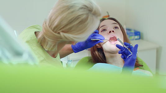 牙医麻醉年轻女性视频的预览图