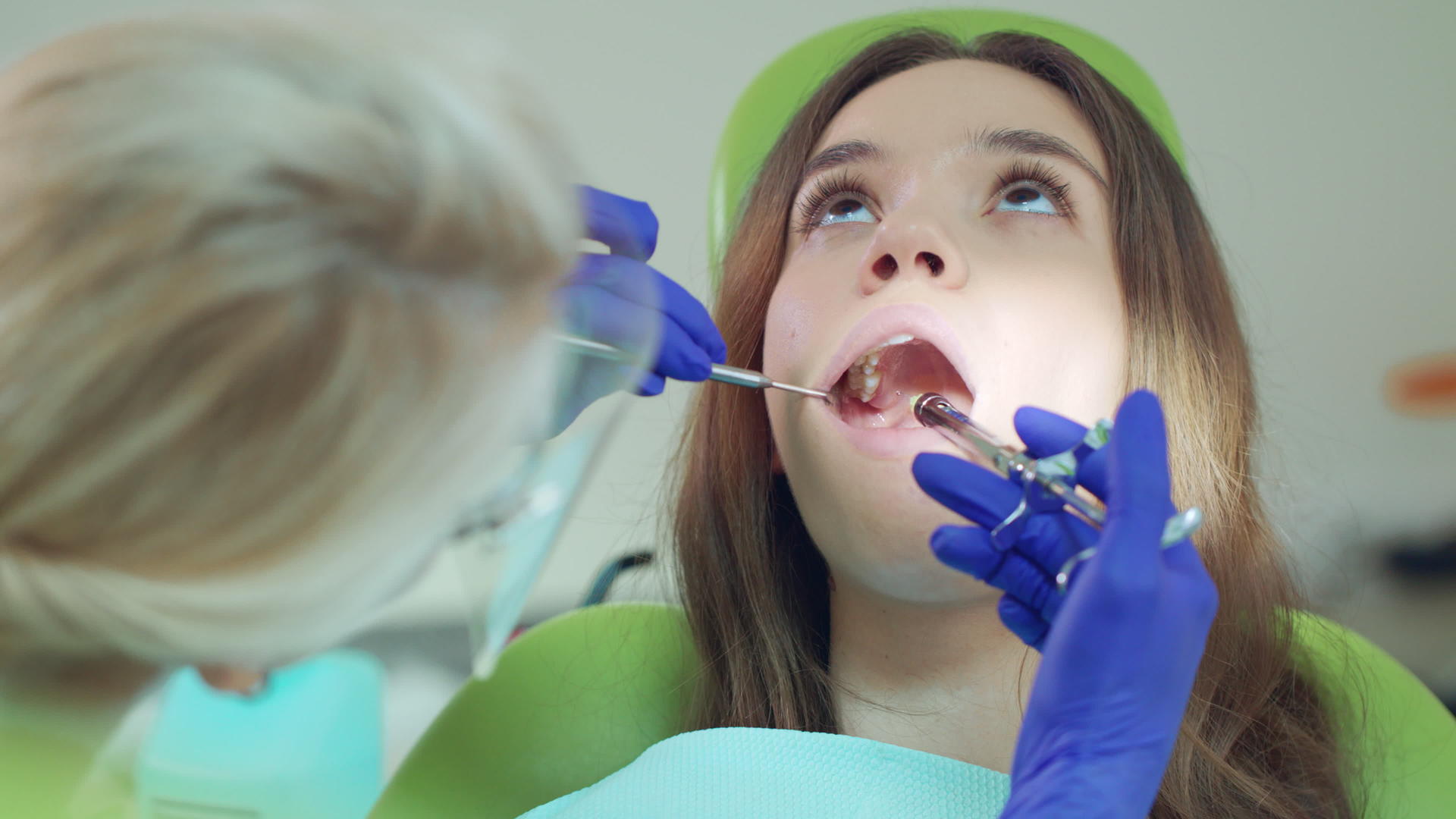 牙医在病人的牙齿上注射麻醉剂视频的预览图