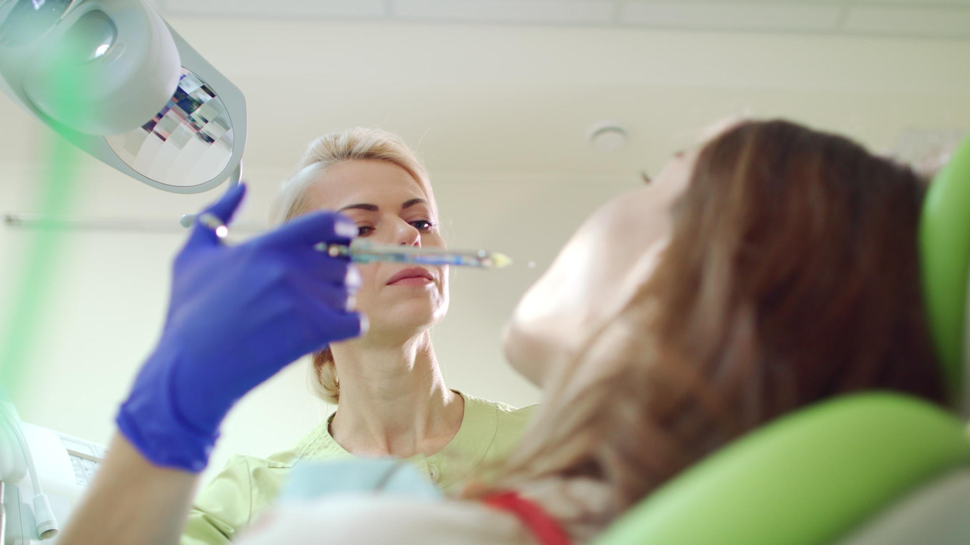 牙医在牙齿上注射麻醉剂视频的预览图