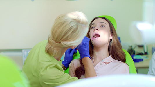 检查患者的牙齿和口腔视频的预览图