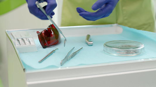 从桌子上取牙科工具视频的预览图