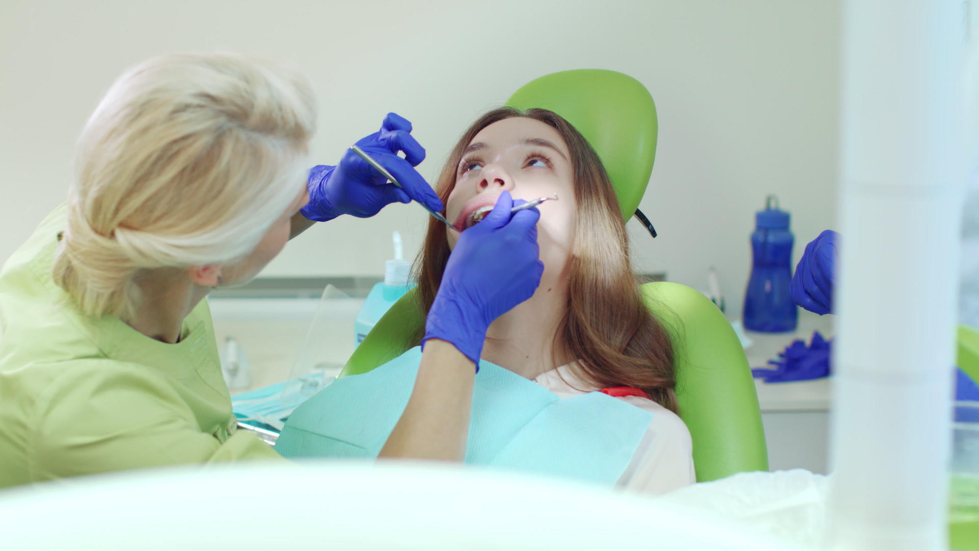 用牙科探测器检查病人的牙齿视频的预览图