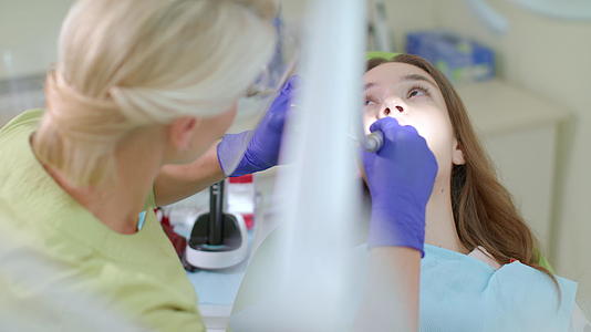 专业牙齿清洁患者在牙科诊所视频的预览图