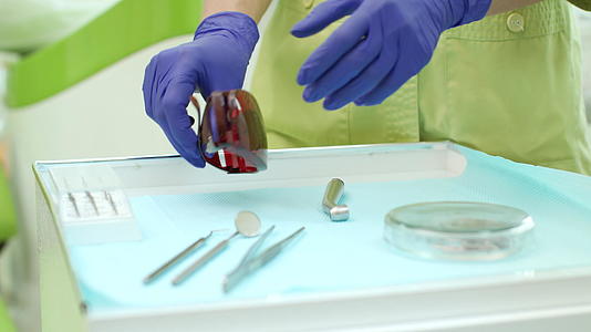 牙医从桌子上拿起保护眼镜视频的预览图
