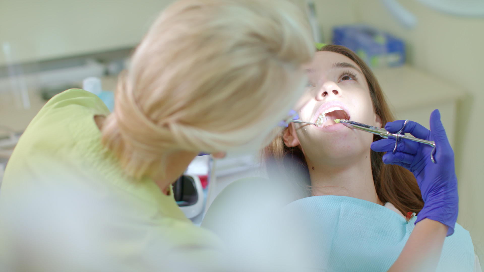 牙医在工作中使用口镜和注射器视频的预览图