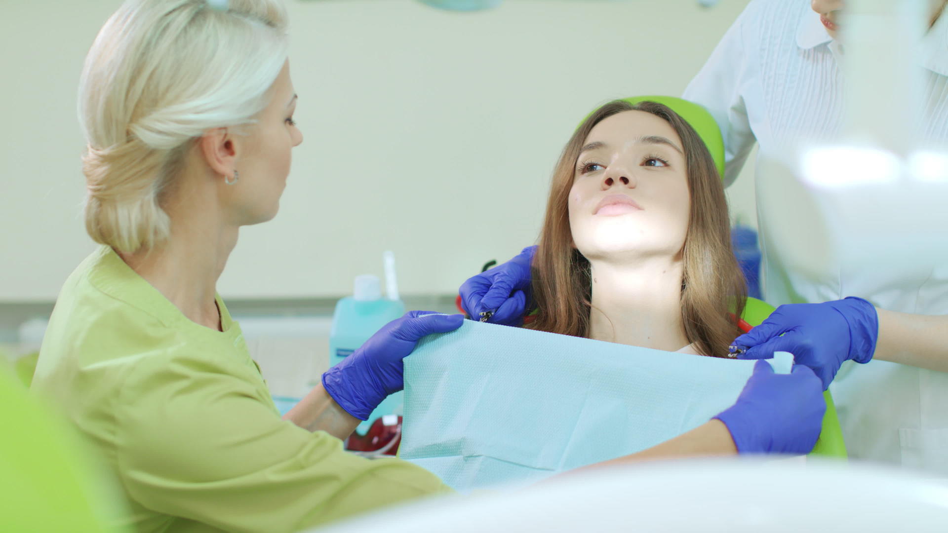 牙医助理准备开始治疗视频的预览图