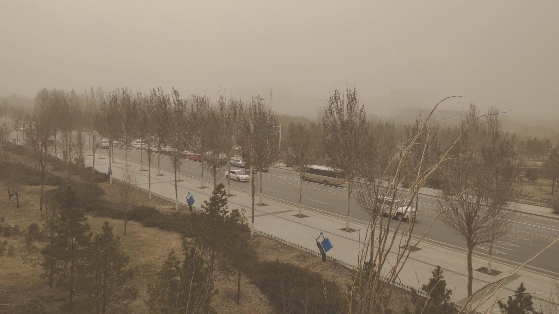 4k拍摄新疆和内蒙古沙尘暴扬沙天气视频的预览图