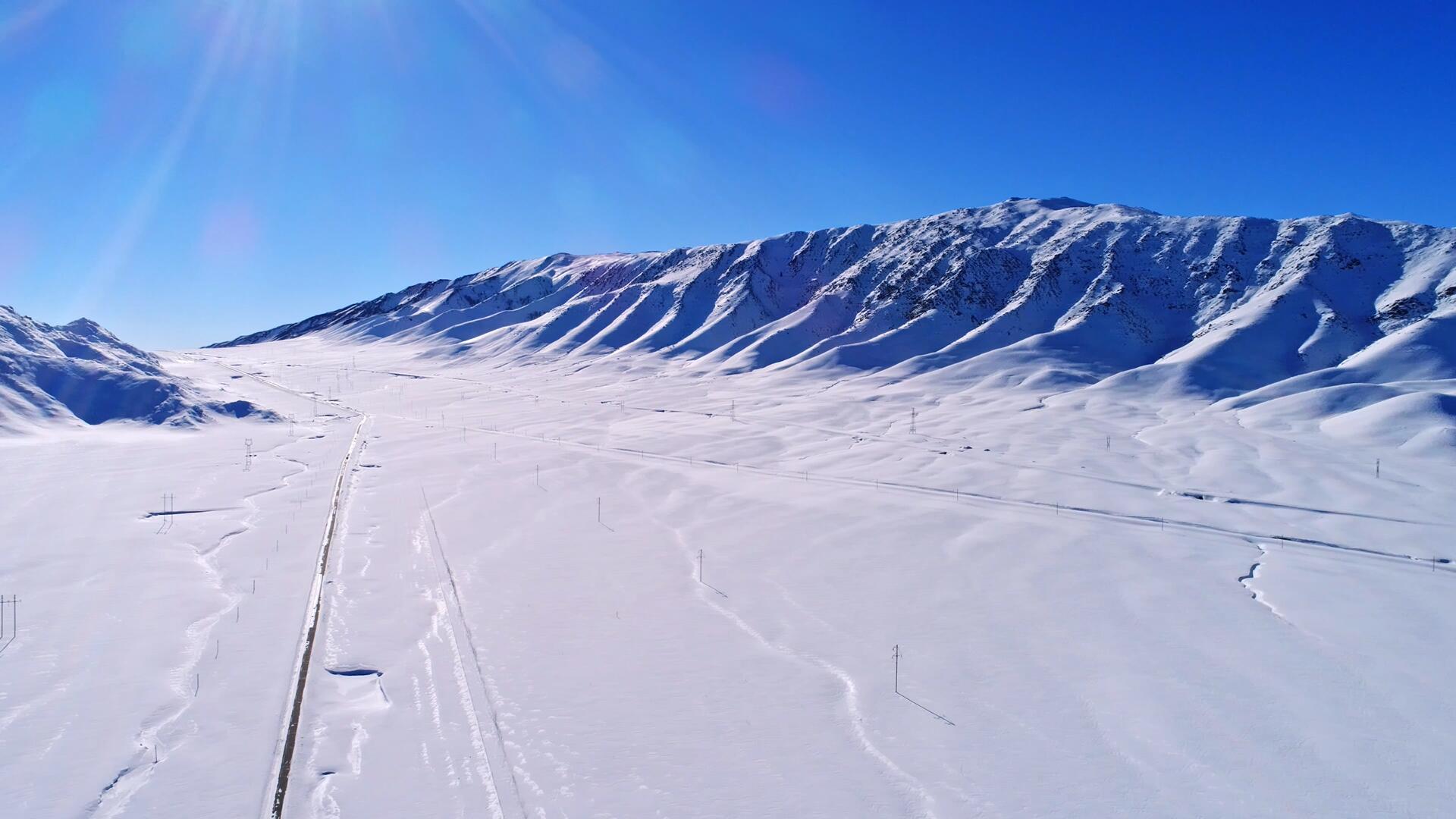 大雪中的天山山脉和山脚下公路视频的预览图