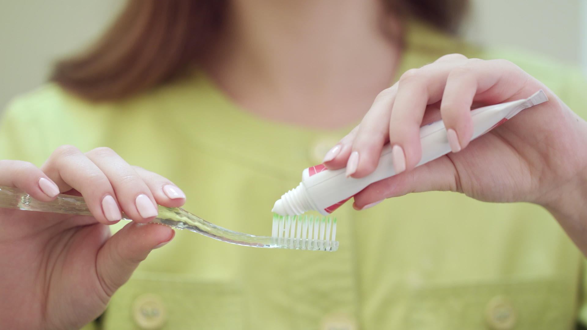 【不需要肖像权】医生用牙刷挤牙膏视频的预览图