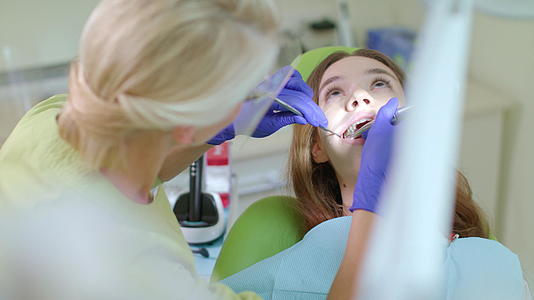 医生检查病人的牙齿视频的预览图