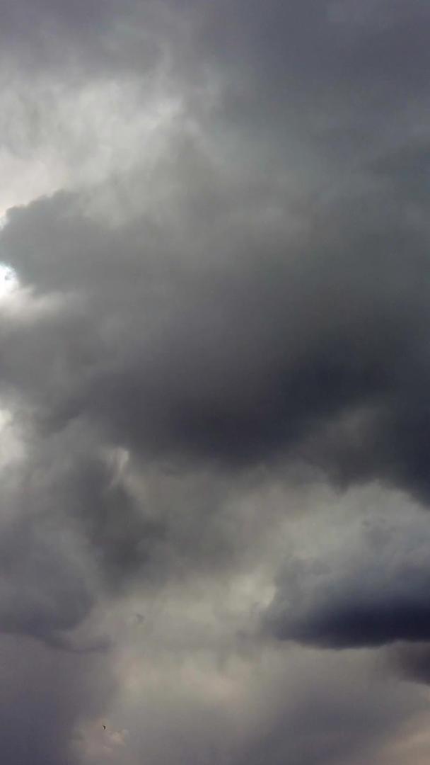 拍摄天空延迟晚上天空乌云翻滚下雨前夕视频素材视频的预览图