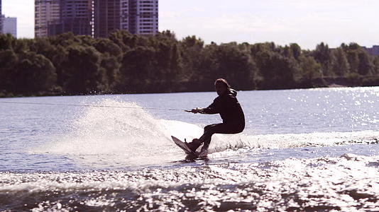 骑手在城市河上冲浪视频的预览图