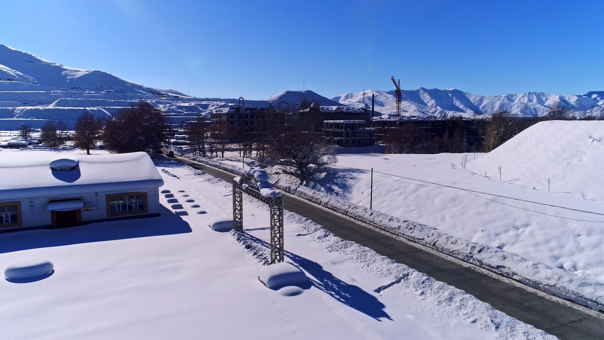 冬天的新疆白哈巴村视频的预览图