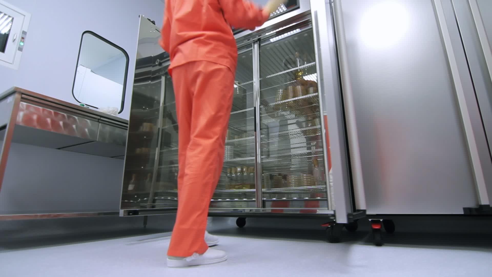 西服厂人员的橙色保护打开冰箱储藏室视频的预览图