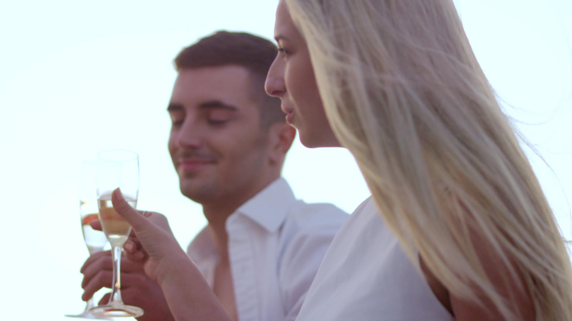年轻夫妇喝香槟视频的预览图