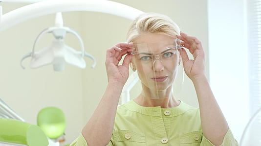 女牙医戴安全眼镜视频的预览图
