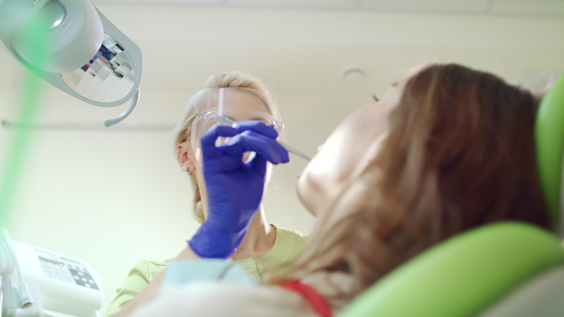 女牙医把棉条放进病人的嘴里视频的预览图