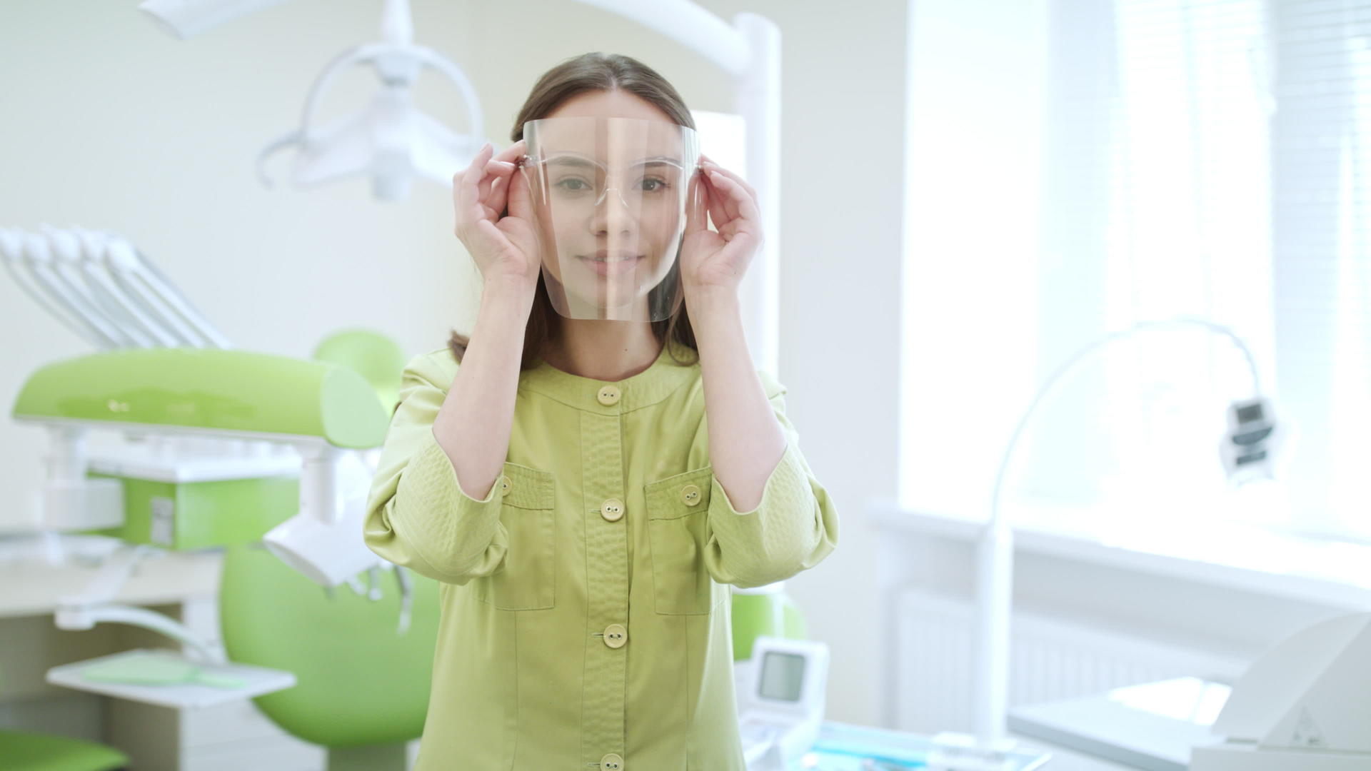 女牙医戴着防护眼镜视频的预览图