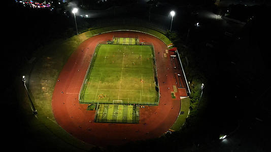 4K夜间体校足球场航拍视频的预览图