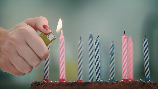 【不需要肖像权】生日蛋糕上的蜡烛视频的预览图