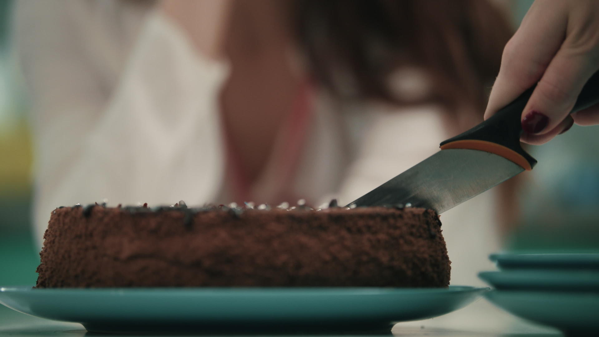 【不需要肖像权】女孩用刀切生日蛋糕视频的预览图