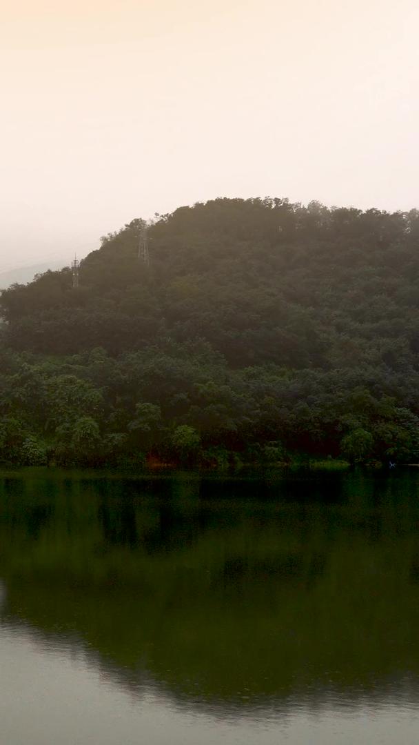 清晨山湖雾气视频的预览图