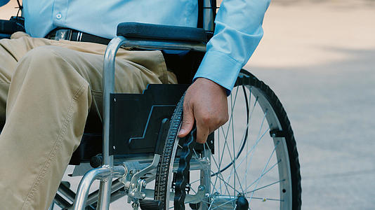 4K推轮椅视频的预览图