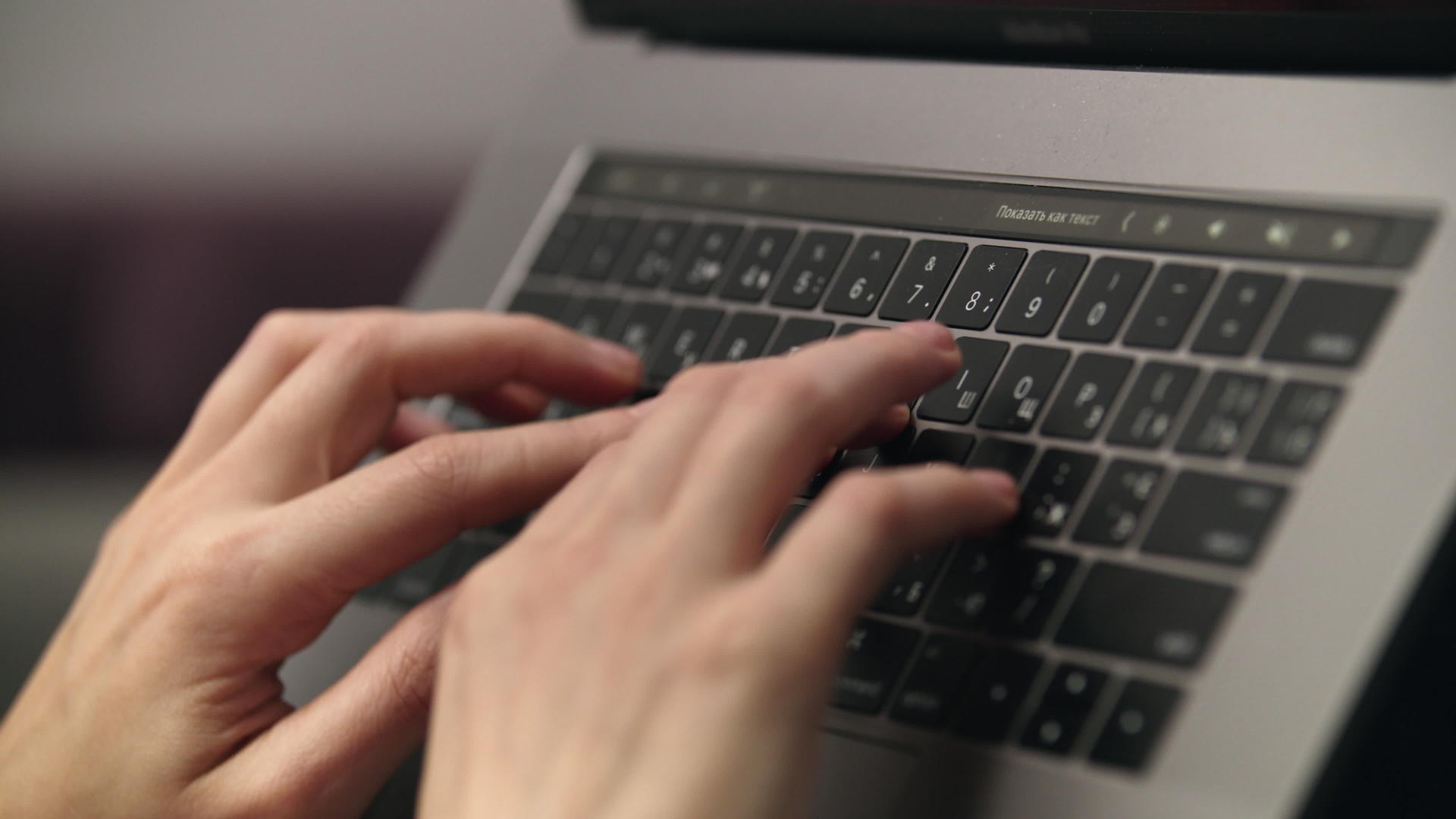 【不需要肖像权】女生在电脑键盘上打字视频的预览图